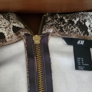 Mid thigh fitted skirt